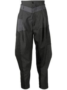 Feng Chen Wang pantalon fuselé à design superposé - Gris