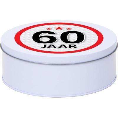 Leeftijd Snoeptrommel - koektrommel Cadeau - wit - rond blik - met 60 jaar sticker Leeftijd Snoeptrommel - koektrommel Cadeau - wit - rond blik - met 60 jaar sticker