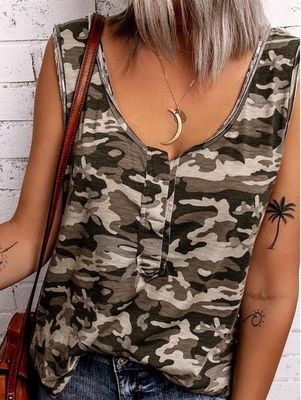 camouflage print crew neck vest