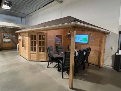 Tuindeco Jannie hoekblokhut 300x300 cm + zijluifel 275 cm - vuren blank incl. rode dakshingles (voorzijde), witte dakgoot en composiet funderingsbalken - excl. vlonder - Showmodel Amersfoort- Puntdak- Blank vurenhout- Tuindeco Tuindeco Jannie hoekblokhut 300x300 cm + zijluifel 275 cm - vuren blank incl. rode dakshingles (voorzijde), witte dakgoot en composiet funderingsbalken - excl. vlonder - Showmodel Amersfoort- Puntdak- Blank vurenhout- Tuindeco