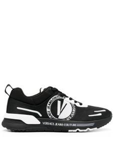 Versace Jeans Couture baskets à logo embossé - Noir