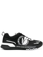 Versace Jeans Couture baskets à logo embossé - Noir