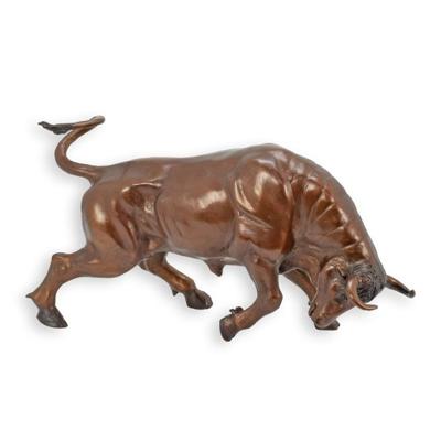 A BRONZE SCULPTURE OF A BULL WITH A MABLE BASE