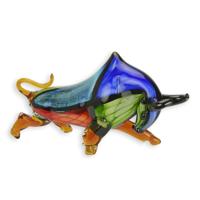 A MURANO STYLE GLASS FIGURINE OF A CHARGING BULL