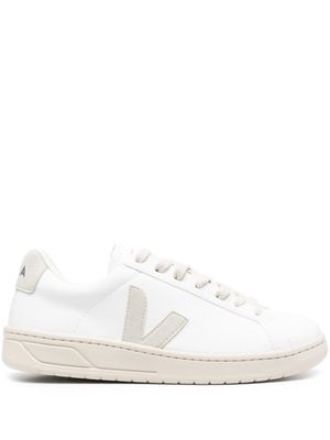 VEJA baskets lacées à patch logo - Blanc