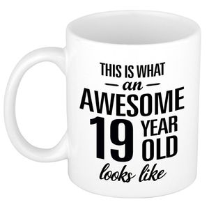 Awesome 19 year cadeau mok / verjaardag beker 300 ml   -