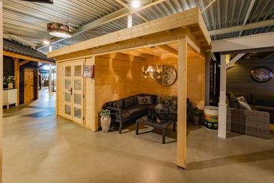 Van Kooten Prime Line blokhut 250x250 cm + overkapping 250 cm + achterwand 28 mm vuren blank - Showmodel Amersfoort- Plat dak- Onbehandeld vurenhout- Van Kooten - Van Kooten Van Kooten Prime Line blokhut 250x250 cm + overkapping 250 cm + achterwand 28 mm vuren blank - Showmodel Amersfoort- Plat dak- Onbehandeld vurenhout- Van Kooten - Van Kooten