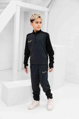 Nike Academy Trainingspak Kids Donkergroen - Maat 152 - Kleur: DonkergroenZwart | Soccerfanshop Nike Academy Trainingspak Kids Donkergroen - Maat 152 - Kleur: DonkergroenZwart | Soccerfanshop