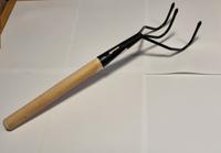 Centi Handhark Drietand met stevig houten handvat 57 cm