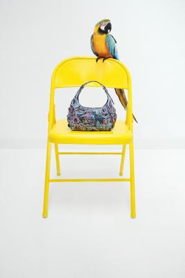 Kleine bedrukte tas met applicaties - MATERIAL FINISHES - U