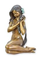 A BRONZE SCULPTURE OF A SITTING LADY