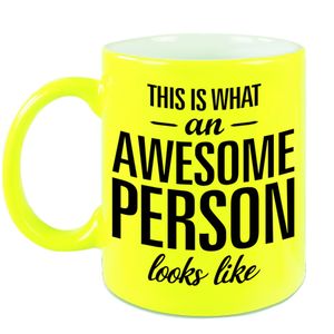 Awesome person / persoon cadeau mok / beker neon geel 330 ml