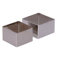 2 stalen kookvierkanten.Zijkanten: 74 en 82 mm.Hoogte: 50 mm