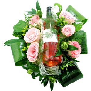 Bloemstuk met fles rosé wijn