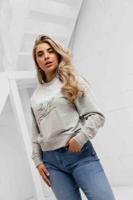 Guess Love Triangle Sweater Dames Grijs - Maat XL - Kleur: Grijs | Soccerfanshop