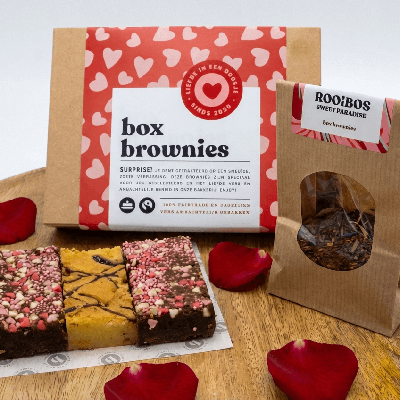 Brownie Valentijn thee box - 3 Brownies - Brievenbus Pakket - Box Brownies - Fair trade Belgische chocolade - Liefde - Versierd in Valentijn thema - Cadeau