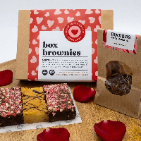 Brownie Valentijn thee box - 3 Brownies - Brievenbus Pakket - Box Brownies - Fair trade Belgische chocolade - Liefde - Versierd in Valentijn thema - Cadeau - thumbnail