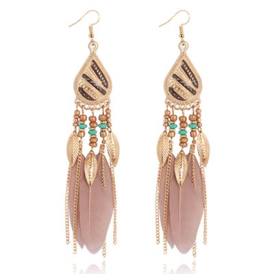 Bohemian oorhangers met bruine veren en kraaltjes 135 mm