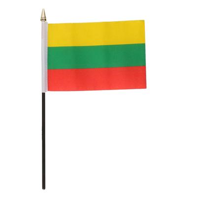 Litouwen - mini vlaggetje van 10 x 15 cm op stokje - Landen vlag - H27 cm