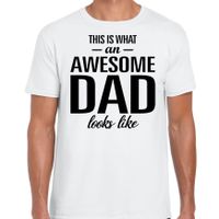 This is what an awesome dad looks like cadeau t-shirt wit heren - Vaderdag - thumbnail