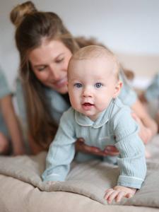 Pyjama van katoengaas baby Team Famille personaliseerbaar saliegroen