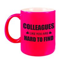 Collega cadeau mok / beker neon roze colleagues like you are hard to find - thumbnail