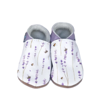 Inch Blue babyslofjes Lavender Bees by Elena O'Neill-rubber / S (0-6 mnd)