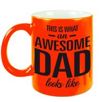 Fluor oranje awesome dad cadeau mok / beker voor Vaderdag 330 ml - feest mokken - thumbnail