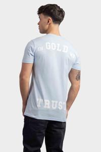 In Gold We Trust The Pusha T-Shirt Heren Lichtblauw - Maat XS - Kleur: Lichtblauw | Soccerfanshop