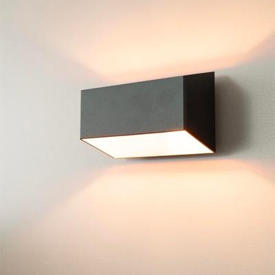 Ara nero oro by LUSENZ - Langwerpige wandlamp met up and downlight, matzwarte coating en goudkleurig interieur Ara nero oro by LUSENZ - Langwerpige wandlamp met up and downlight, matzwarte coating en goudkleurig interieur