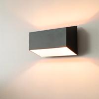 Ara nero oro by LUSENZ - Langwerpige wandlamp met up and downlight, matzwarte coating en goudkleurig interieur