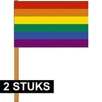 2x Regenboog zwaaivlaggetje/handvlaggetje 30 x 45 cm met houten stok   -