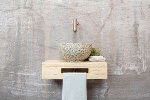 Saniclear Seba fonteinset met eiken plank, zwart-witte terrazzo waskom en RVS kraan voor in het toilet