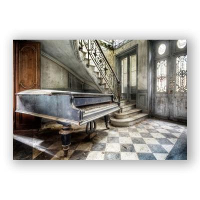 Glasschilderij - Piano in trappenhal - 120 x 80 cm Glasschilderij - Piano in trappenhal - 120 x 80 cm