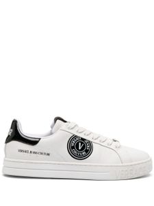 Versace Jeans Couture baskets en cuir à patch logo - Blanc