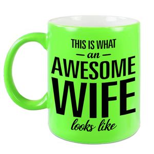 Awesome wife / echtgenote fluor groene cadeau mok / verjaardag beker 330 ml - feest mokken