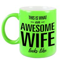 Awesome wife / echtgenote fluor groene cadeau mok / verjaardag beker 330 ml - feest mokken - thumbnail