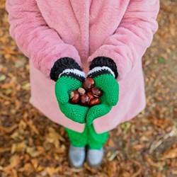 Haakpatroon Yarn and Colors Black White and Bright Mittens