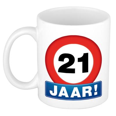 Verjaardag koffiemok - drink beker - thema 21 jaar - leeftijd verkeersbord - 300 ml - keramiek Verjaardag koffiemok - drink beker - thema 21 jaar - leeftijd verkeersbord - 300 ml - keramiek