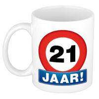 Verjaardag koffiemok - drink beker - thema 21 jaar - leeftijd verkeersbord - 300 ml - keramiek