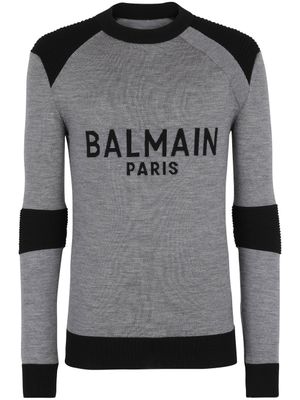Balmain pull en maille fine à logo en jacquard - Gris