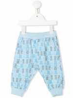 Moschino Kids pantalon à imprimé monogrammé - Bleu