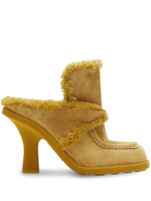 Burberry mules en daim Highland à bords en peau lainée - Jaune