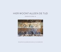 Hier woont alleen de tijd (Hardback)