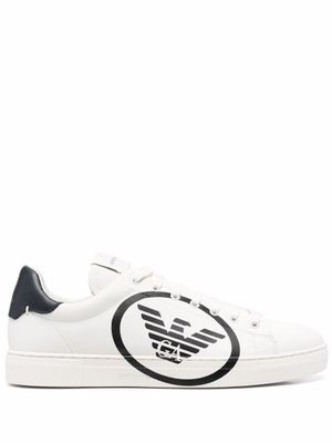 Emporio Armani baskets à logo imprimé - Blanc