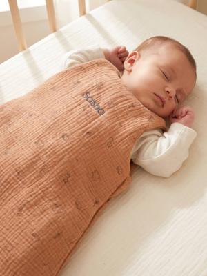 Personaliseerbare trappelzak van biologisch katoenen mousseline JUNGLE bruin, bedrukt Personaliseerbare trappelzak van biologisch katoenen mousseline JUNGLE bruin, bedrukt