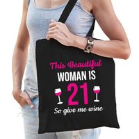 Verjaardag cadeau tas 21 jaar - this beautiful woman is 21 give wine zwart voor dames - thumbnail