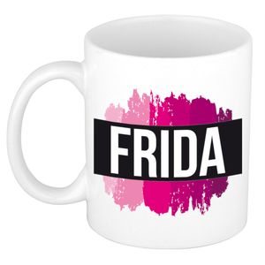 Naam cadeau mok / beker Frida met roze verfstrepen 300 ml