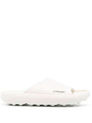 AMBUSH claquettes à logo imprimé - Blanc