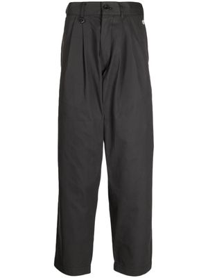CHOCOOLATE pantalon chino à patch logo - Gris